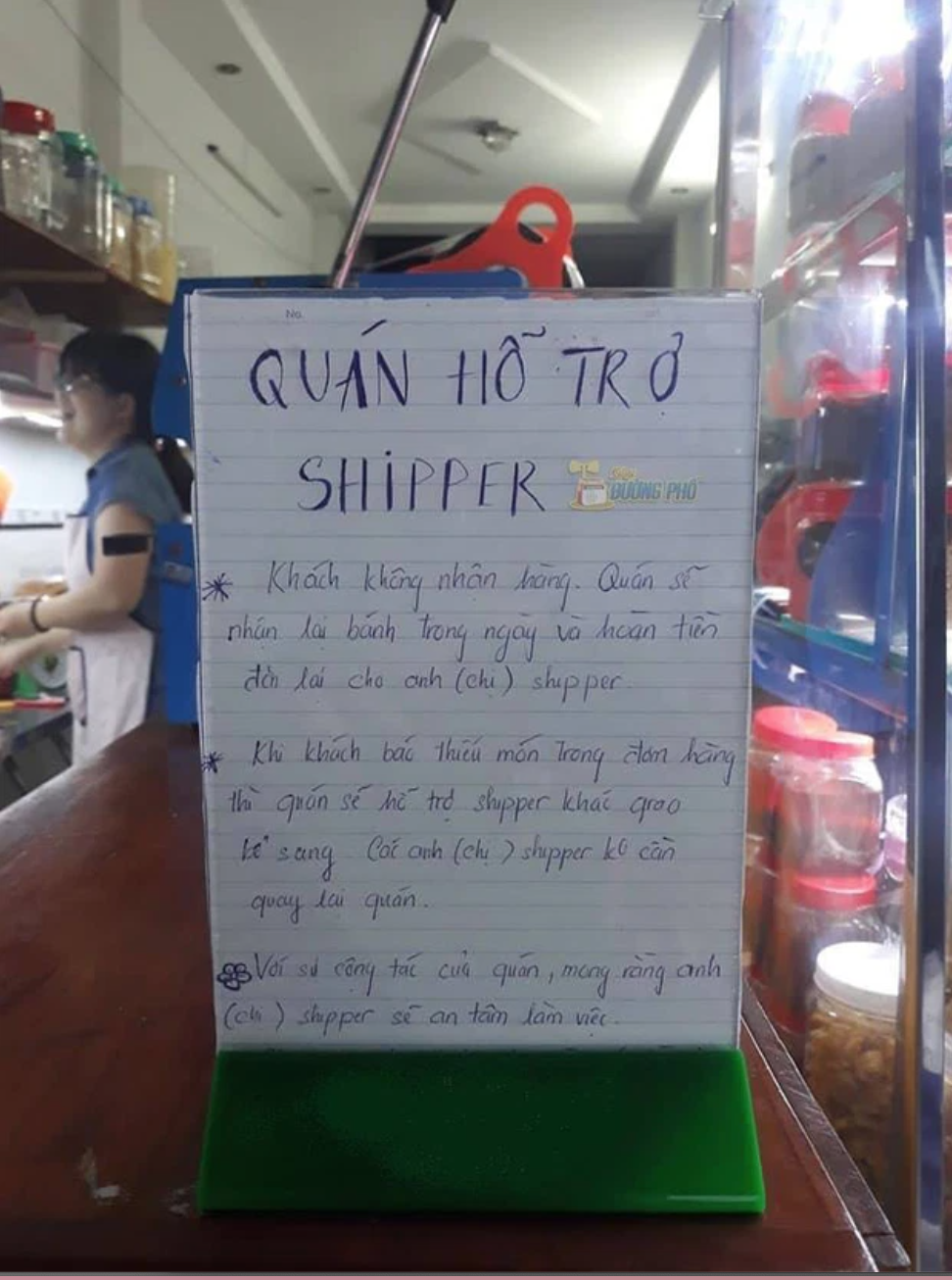 Tuyên bố hoàn tiền cho shipper khi khách không nhận đơn, netizen tìm tên quán để đến ủng hộ - Ảnh 1
