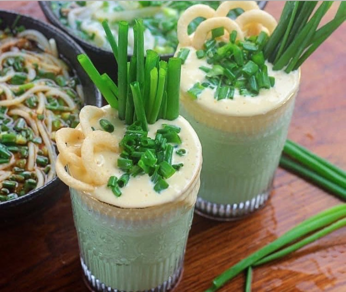 Quán cà phê ra mắt Matcha hành đá xay, netizen than thở "cuộc đời chưa đủ đắng cay hay sao"?