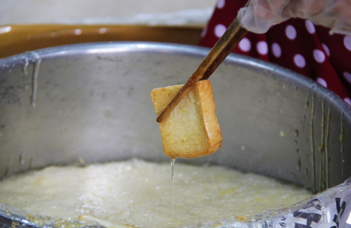 Khô mè, món bánh “7 lửa” với cách chế biến kỳ công trở thành đặc sản nổi tiếng của Cẩm Lệ, Đà Nẵng - Ảnh 1