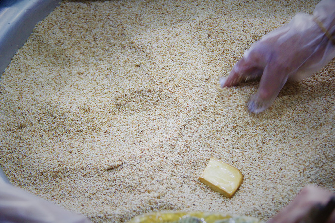 Khô mè, món bánh “7 lửa” với cách chế biến kỳ công trở thành đặc sản nổi tiếng của Cẩm Lệ, Đà Nẵng - Ảnh 2