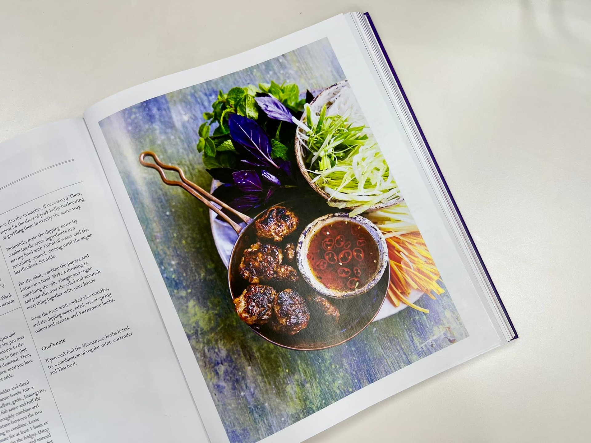 Bún chả Hà Nội được đưa vào sách dạy nấu ăn mừng Đại lễ Bạch kim của Nữ hoàng Anh - Ảnh 1