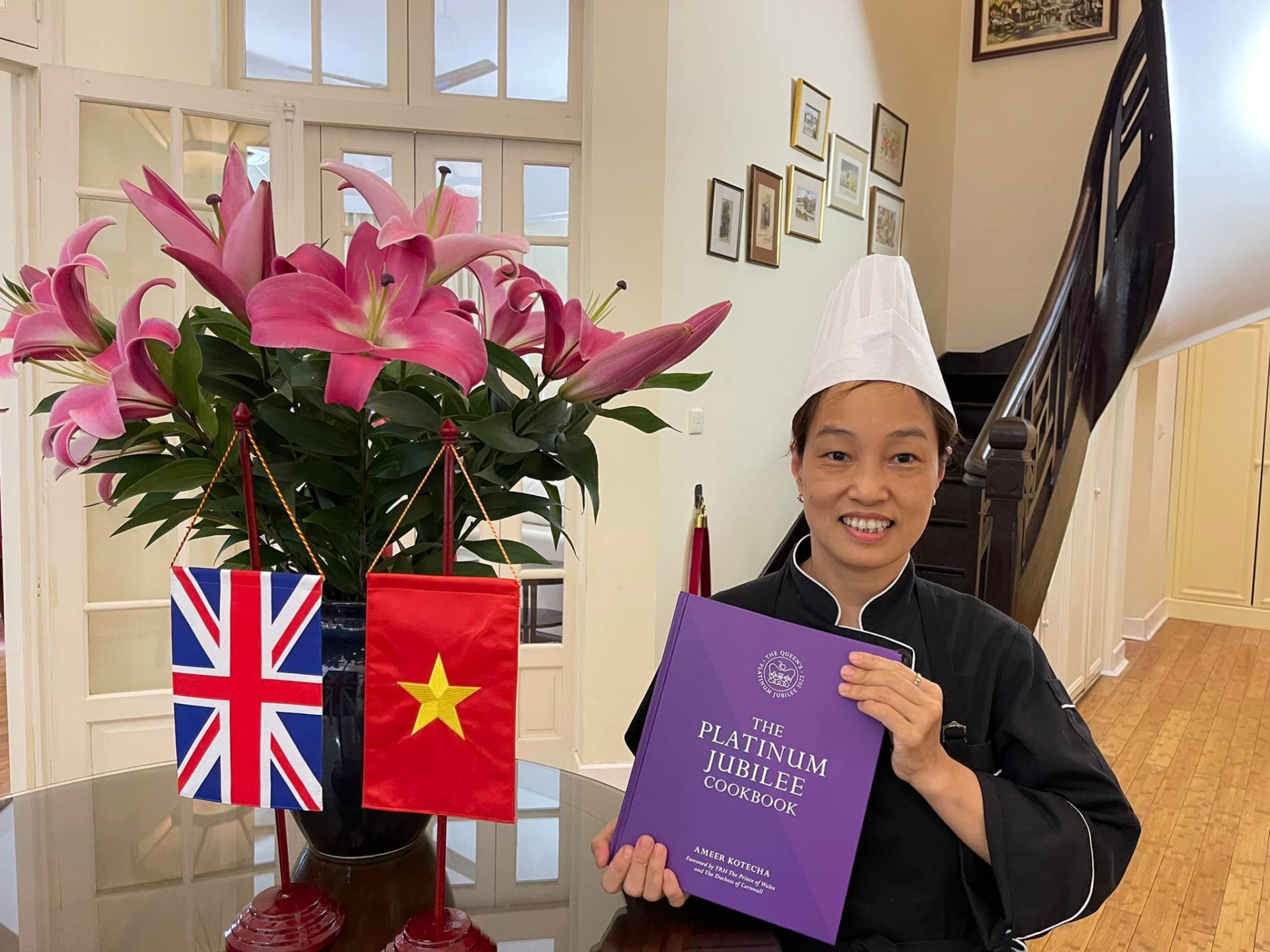 Bún chả Hà Nội được đưa vào sách dạy nấu ăn mừng Đại lễ Bạch kim của Nữ hoàng Anh - Ảnh 1