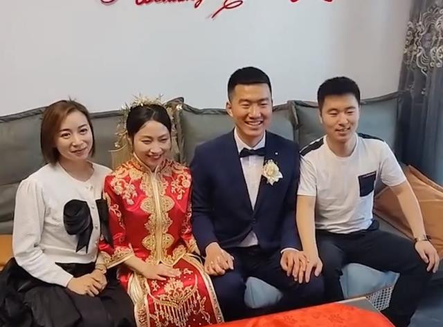 Chú rể nắm chặt tay bạn thân khi chụp ảnh cưới, netizen đồng loạt kêu trời vì thương cô dâu - Ảnh 1