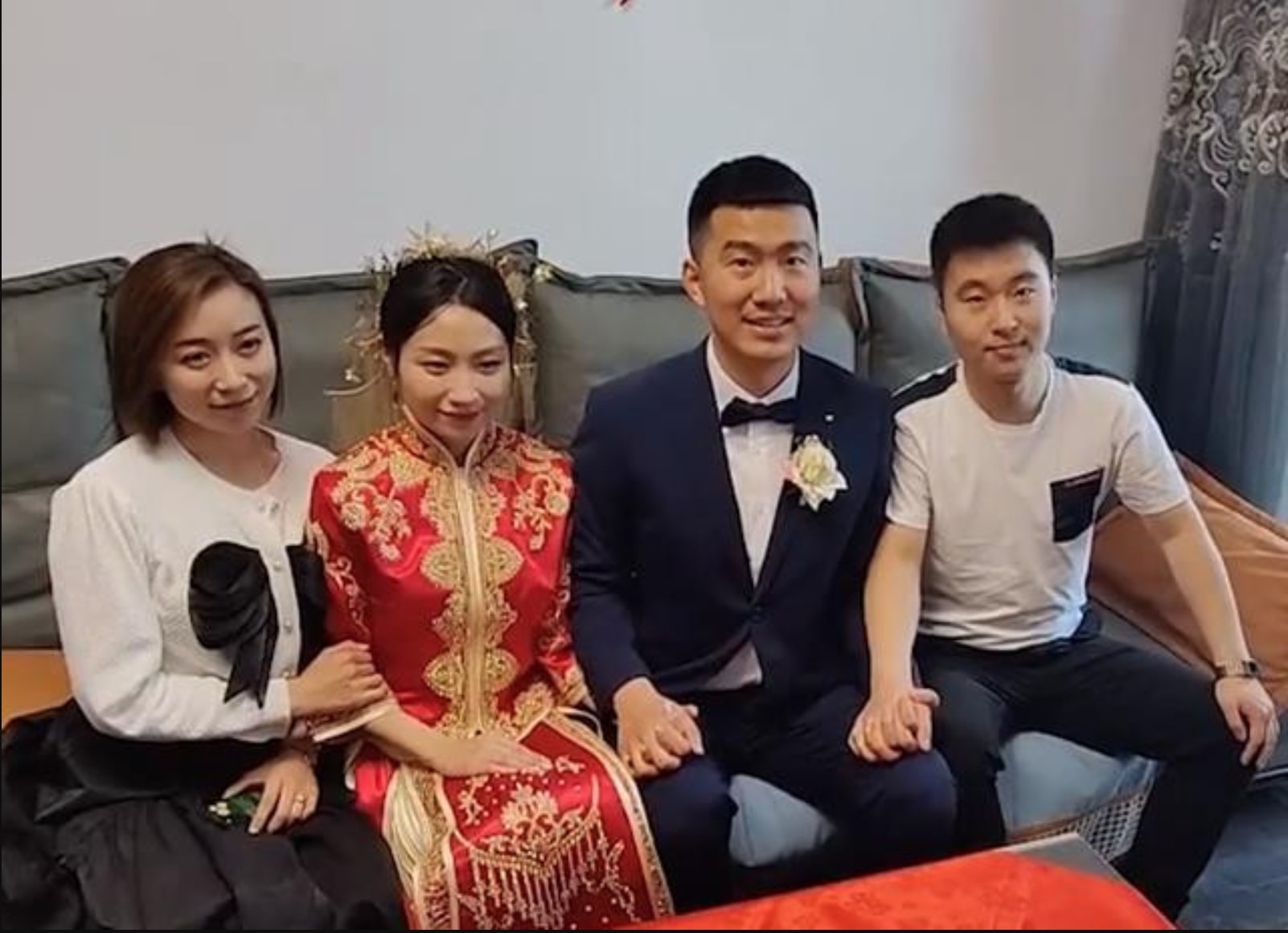 Chú rể nắm chặt tay bạn thân khi chụp ảnh cưới, netizen đồng loạt kêu trời vì thương cô dâu - Ảnh 1