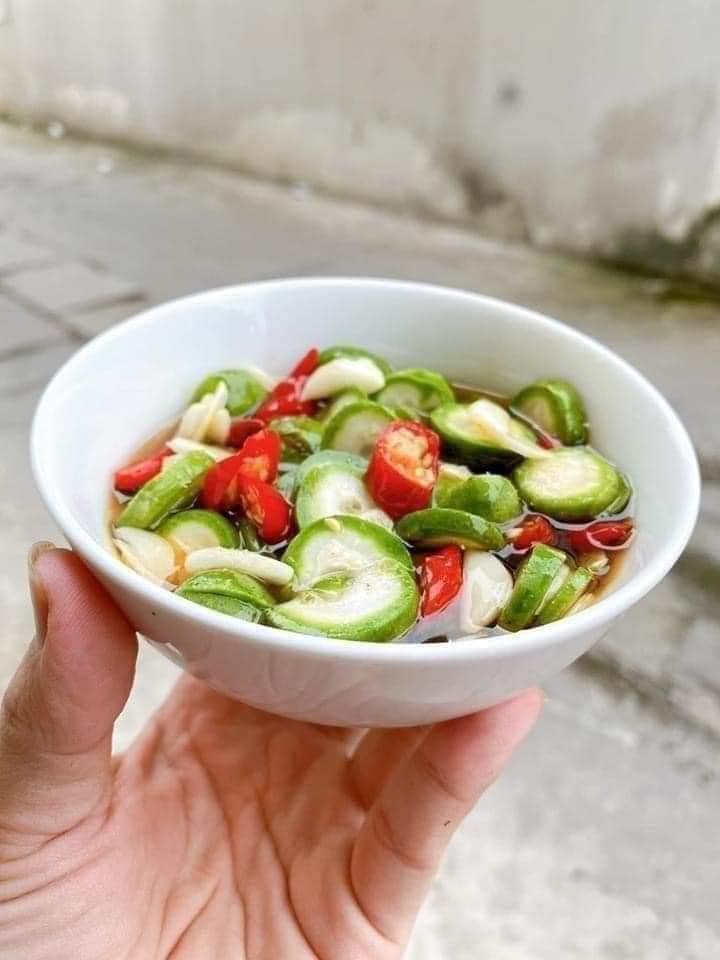 Cách làm sấu ngâm mắm tỏi ớt đơn giản, chấm thịt luộc hay rau sống đều mê tít - Ảnh 1