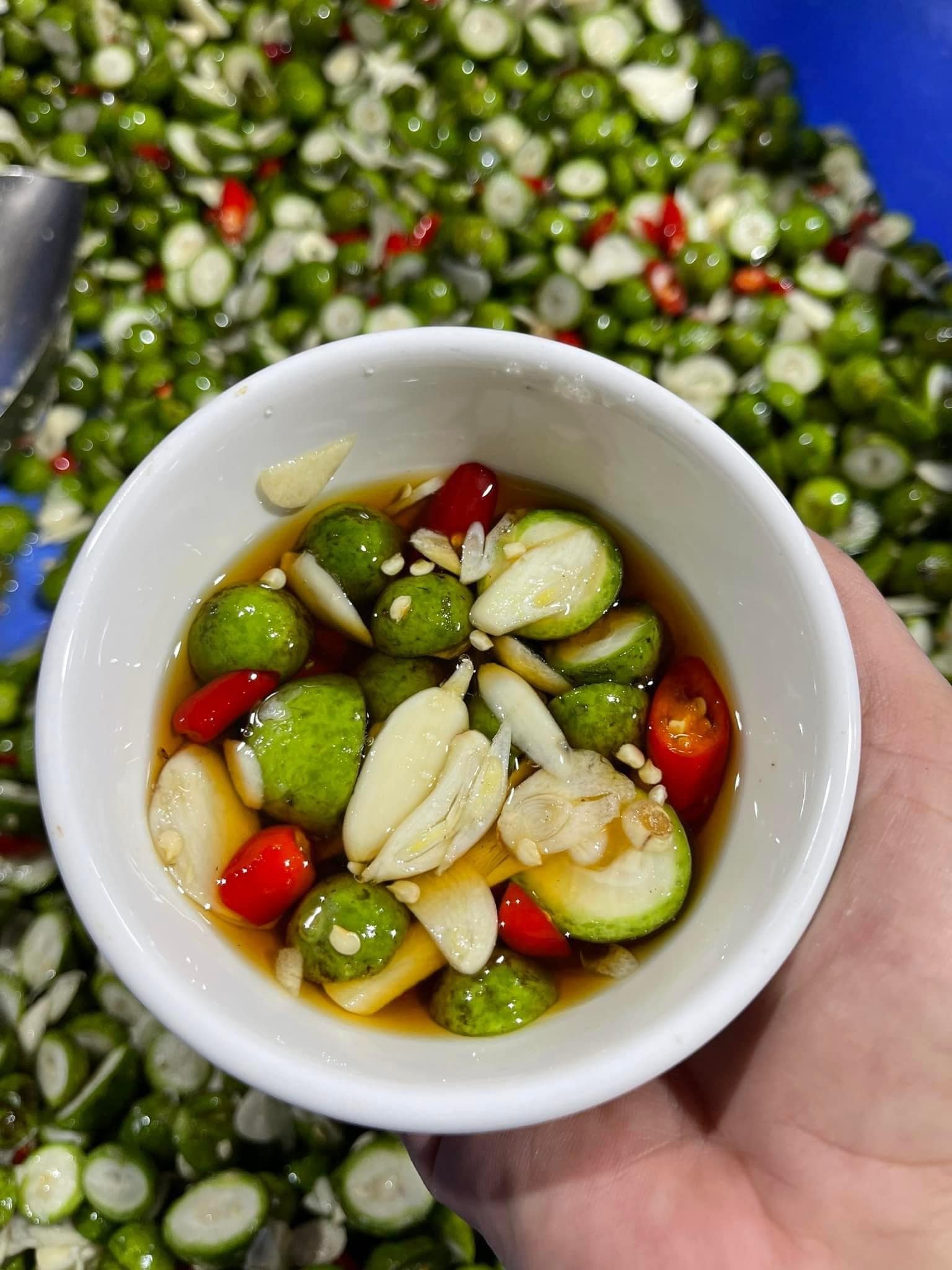 Cách làm sấu ngâm mắm tỏi ớt đơn giản, chấm thịt luộc hay rau sống đều mê tít - Ảnh 1