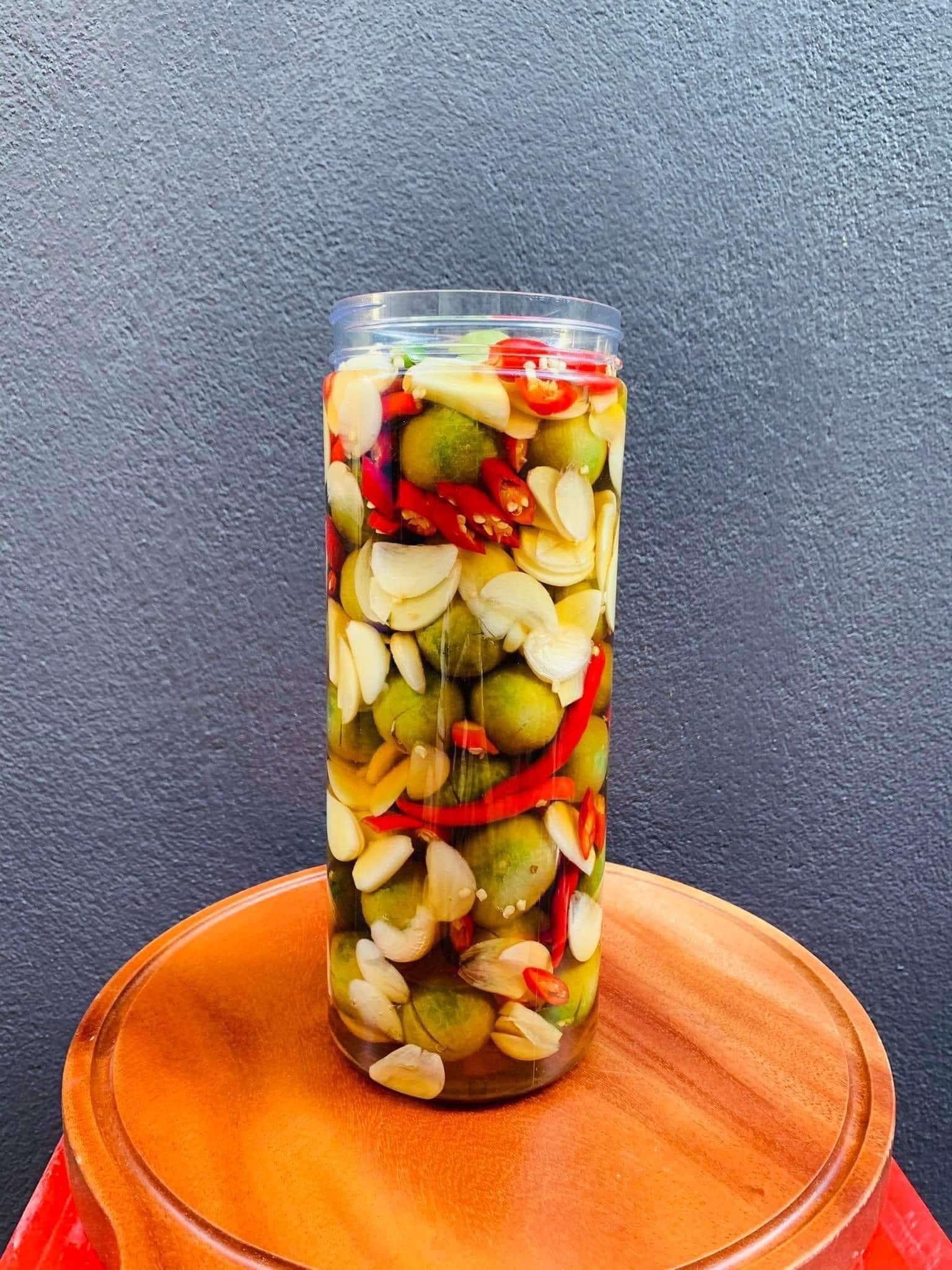 Cách làm sấu ngâm mắm tỏi ớt đơn giản, chấm thịt luộc hay rau sống đều mê tít - Ảnh 1