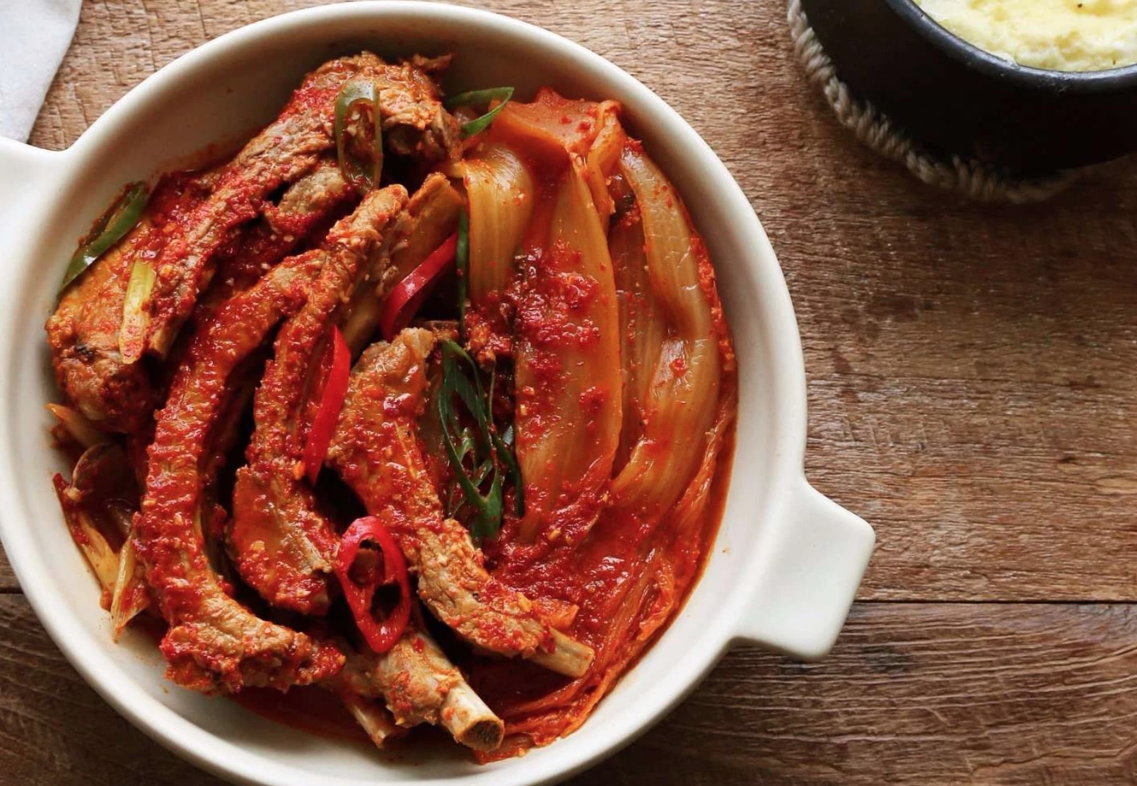 Cách làm sườn om kim chi chuẩn vị Hàn Quốc, ăn với cơm hay nhậu lai rai đều hợp