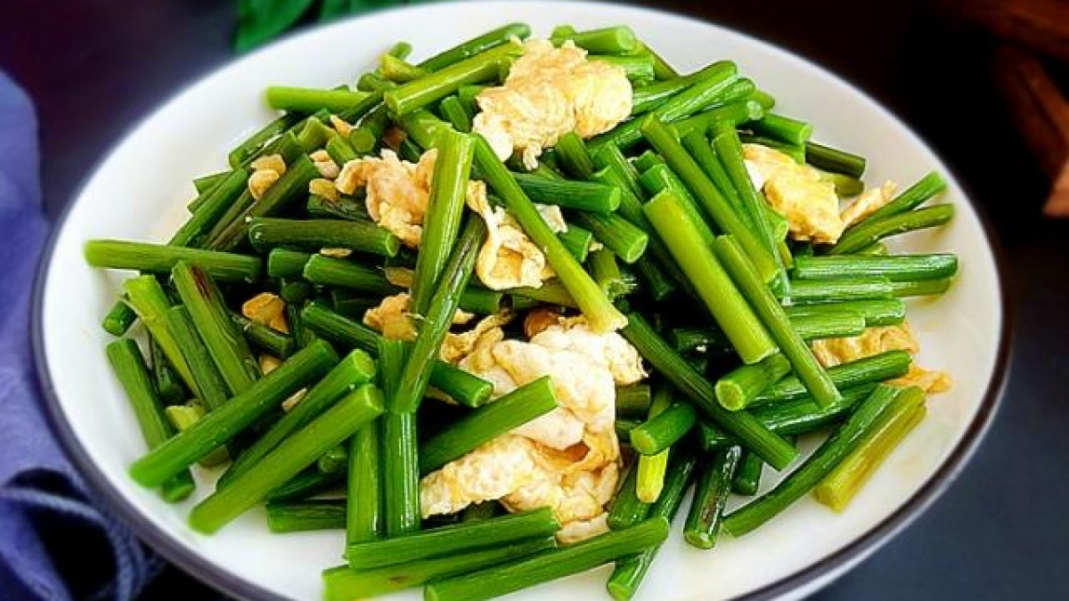 Cách làm trứng xào ngồng tỏi, giòn ngon, bổ dưỡng và tốt ngang với kháng sinh - Ảnh 1