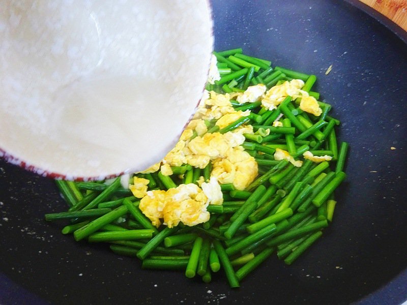 Cách làm trứng xào ngồng tỏi, giòn ngon, bổ dưỡng và tốt ngang với kháng sinh - Ảnh 3