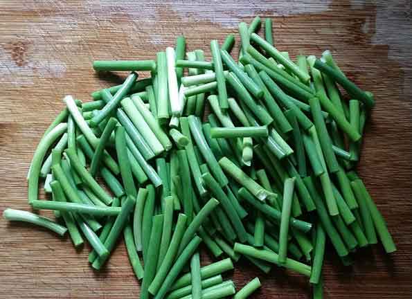 Cách làm trứng xào ngồng tỏi, giòn ngon, bổ dưỡng và tốt ngang với kháng sinh - Ảnh 4