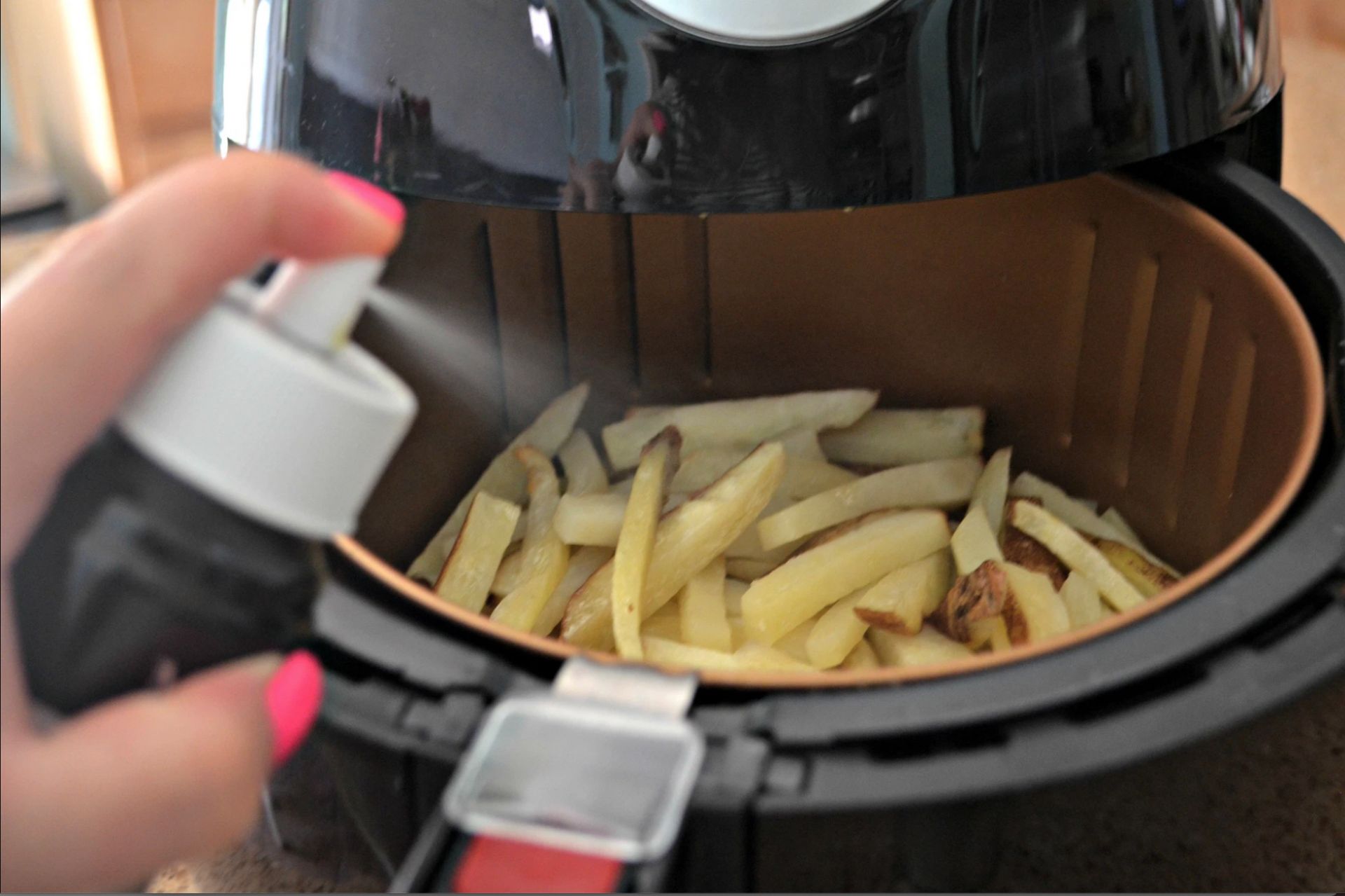 Những sai lầm khi sử dụng nồi chiên không dầu khiến “tuổi thọ” nồi bị rút ngắn - Ảnh 3