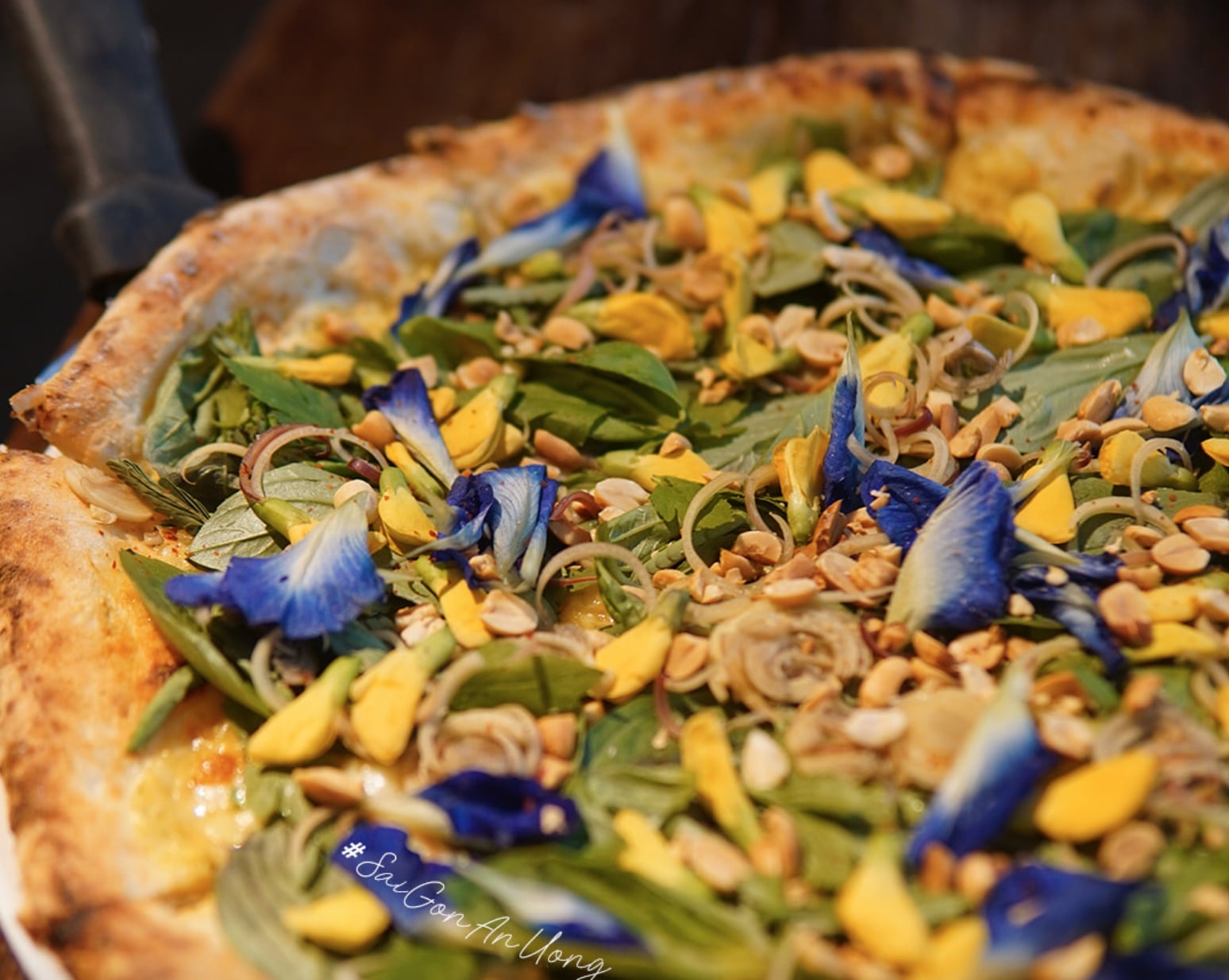 4P’s ra mắt pizza Num Banh Chok có cả mắm bò hóc và bông điên điển, fan pizza nói gì?