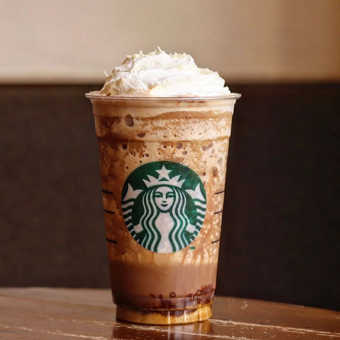 Starbucks nâng size miễn phí cho khách diện áo hồng – vàng, “đúng là thời tới cản không kịp