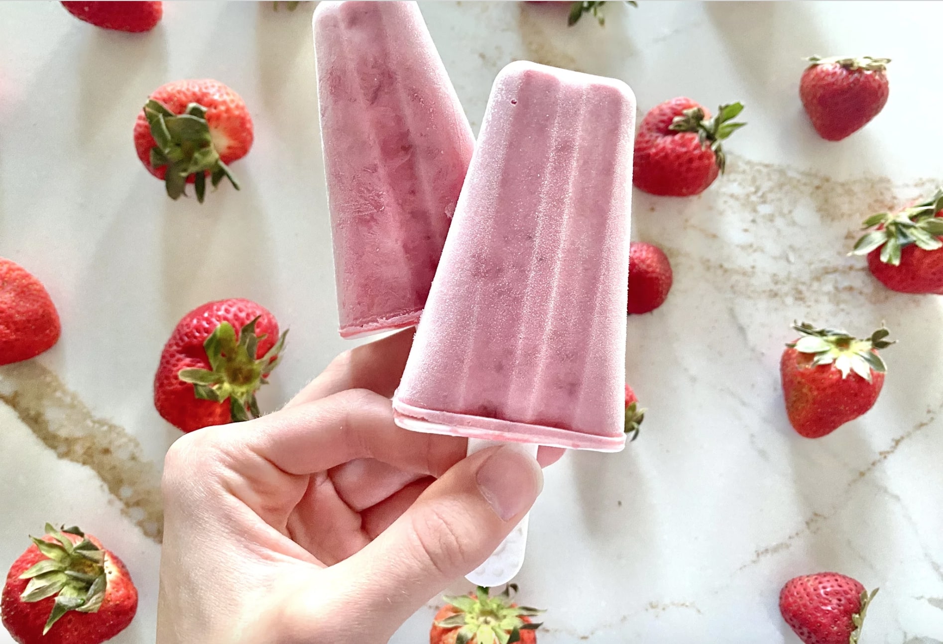Cách làm kem que dâu tây chua ngọt, bắt mắt, mát lạnh và cực hợp với mùa hè
