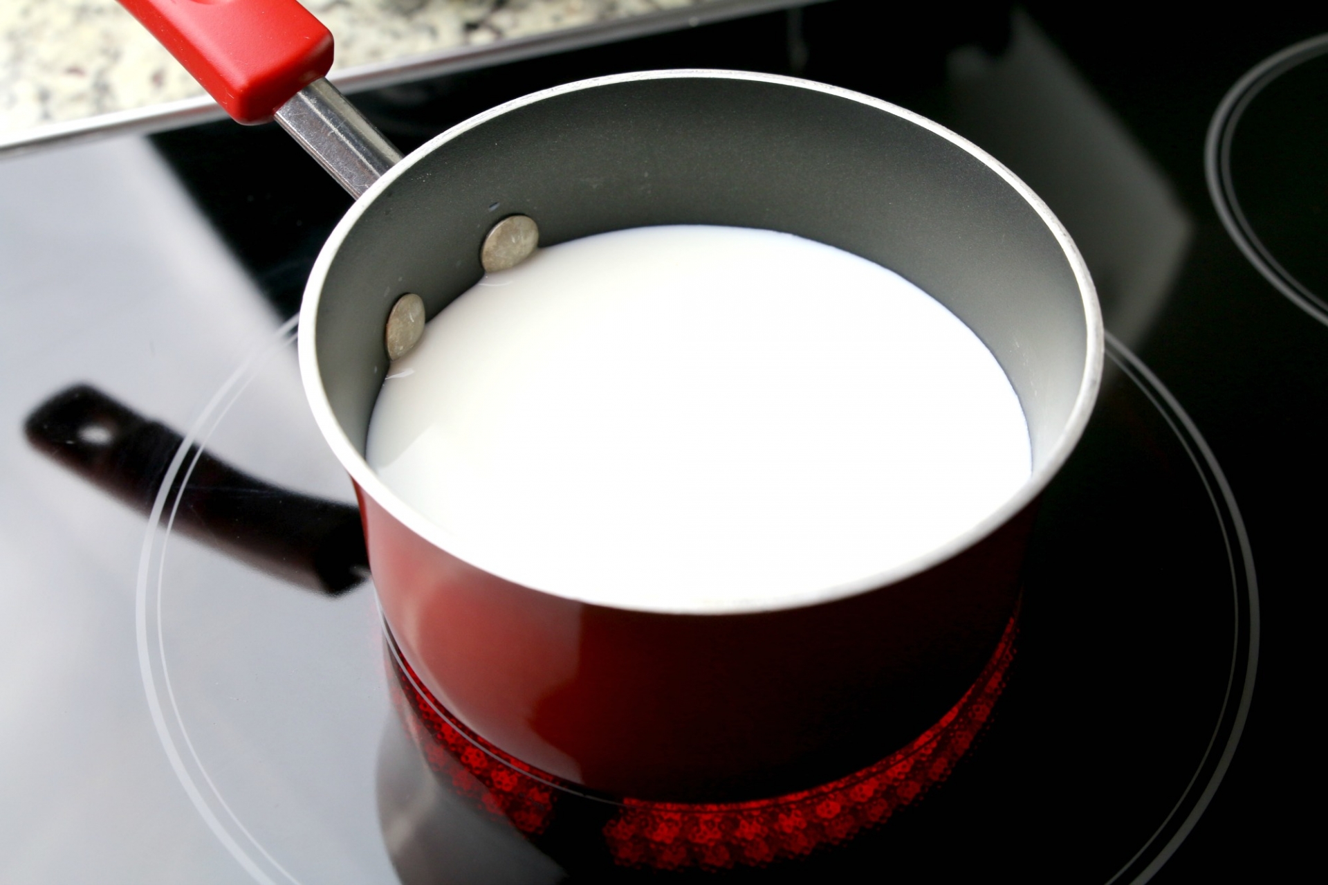 Cách làm kem que dâu tây chua ngọt, bắt mắt, mát lạnh và cực hợp với mùa hè - Ảnh 2