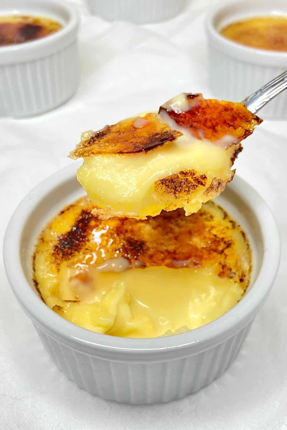 Crème Brulee, phiên bản biến tấu có cách thưởng thức độc đáo của Caramen - Ảnh 1