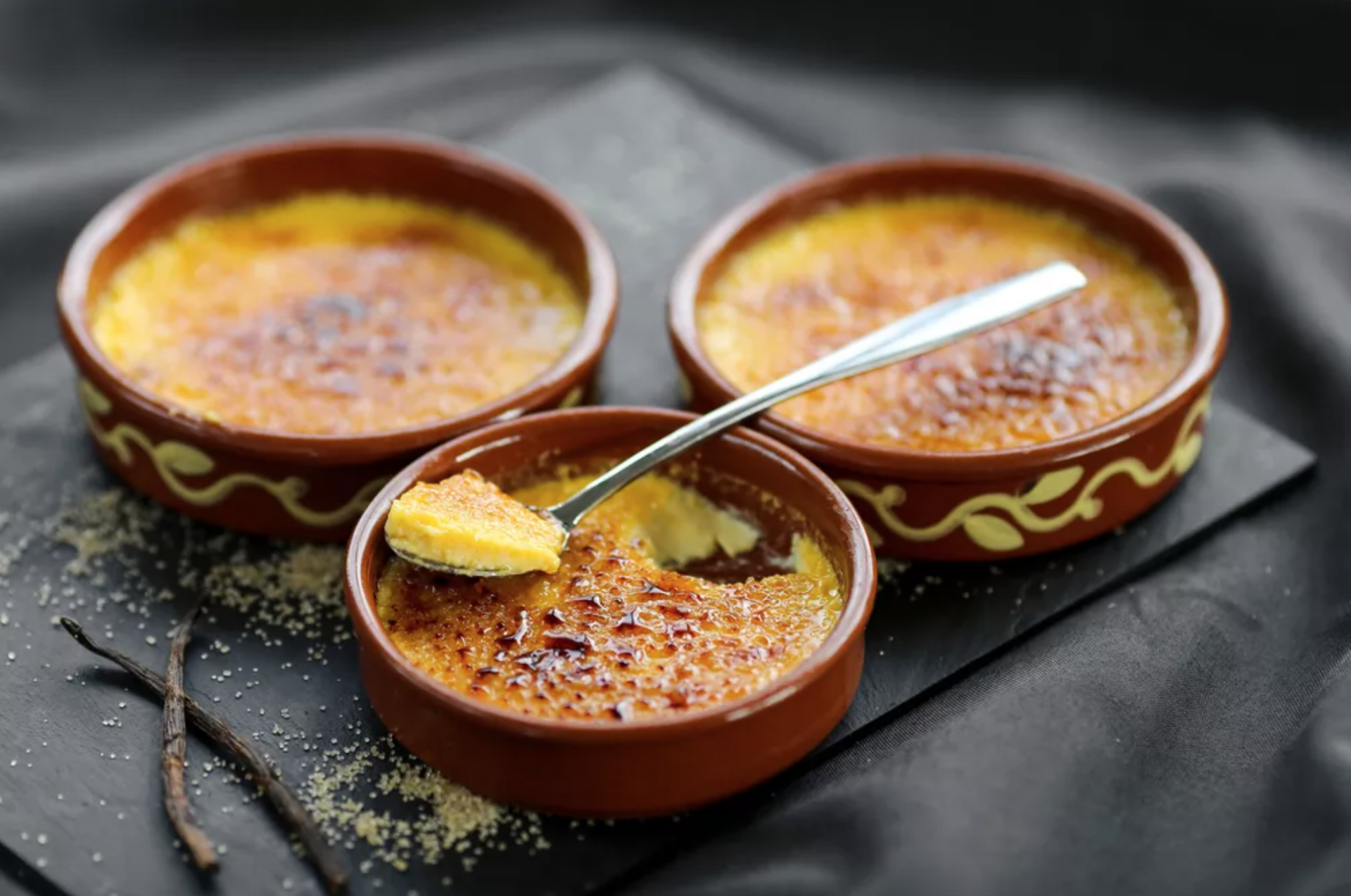 Crème Brulee, phiên bản biến tấu có cách thưởng thức độc đáo của Caramen - Ảnh 1