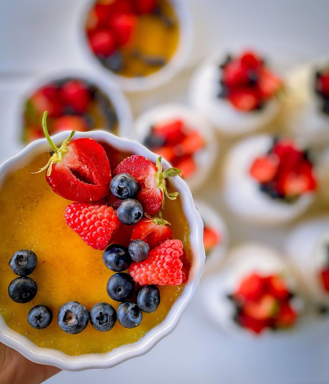 Crème Brulee, phiên bản biến tấu có cách thưởng thức độc đáo của Caramen - Ảnh 1