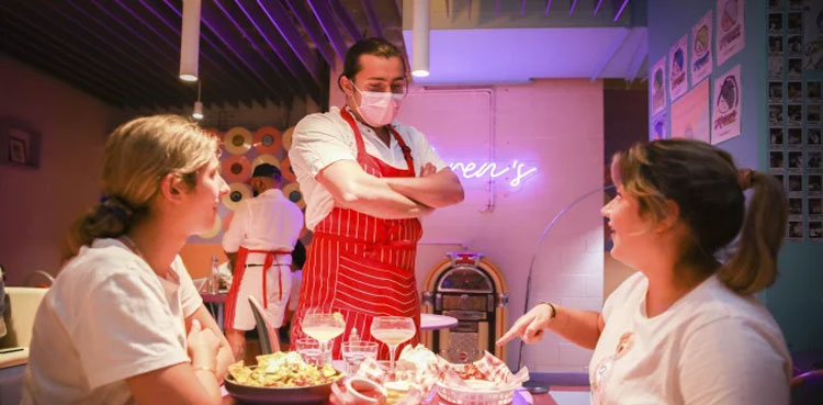 Nhà hàng nổi tiếng với tôn chỉ “thức ăn ngon, dịch vụ tệ”, nổi tiếng nhờ mắng chửi khách - Ảnh 1