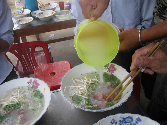 Bún nước, phiên bản biến tấu từ bún tôm Bình Định khiến nhiều người mê mẩn khi đến Kon Tum - Ảnh 1