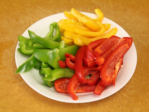 Cách làm chả cá xào ớt chuông đơn giản, đậm đà, bắt mắt mà không tốn thời gian - Ảnh 1