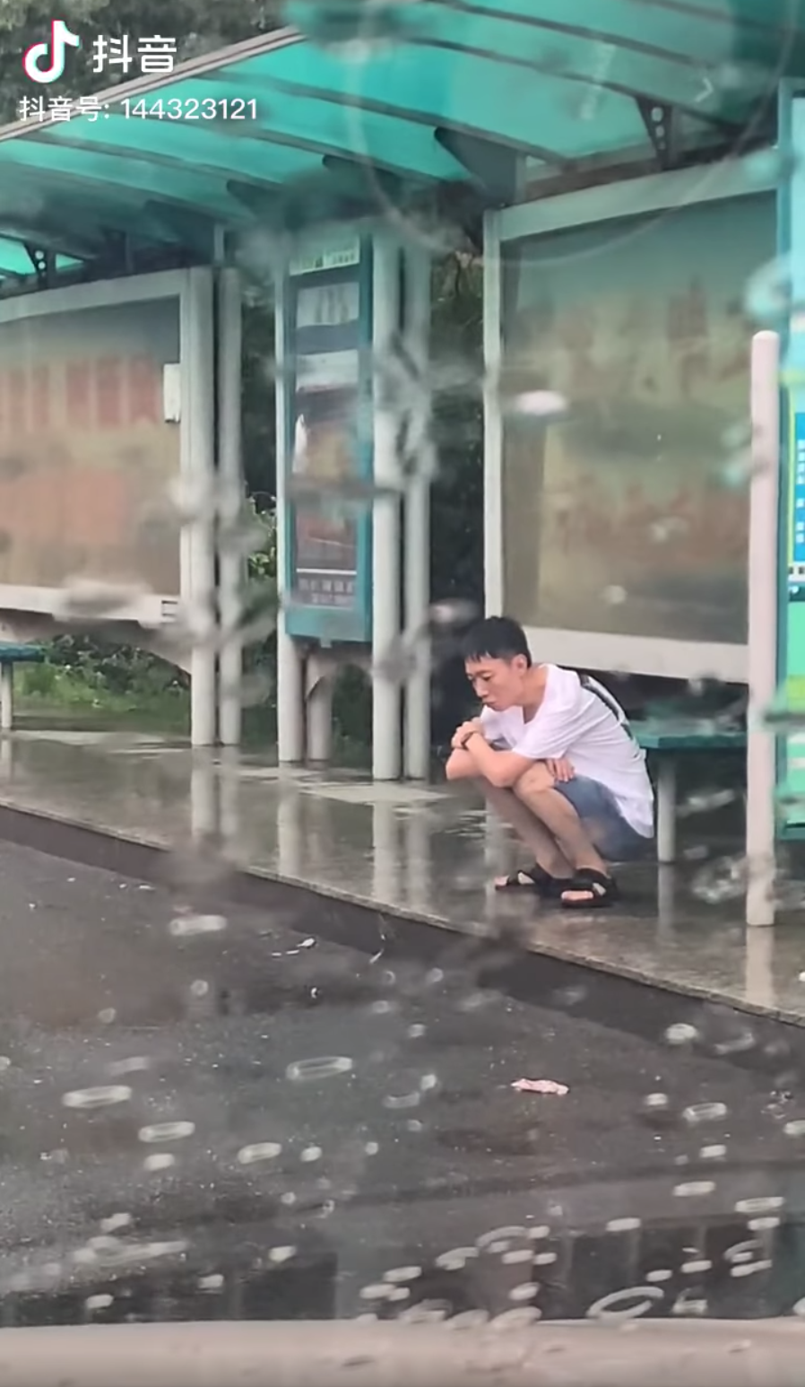 Chờ đợi cả tiếng trong mưa, người đàn ông bật khóc khi thấy vợ đến đón - Ảnh 1