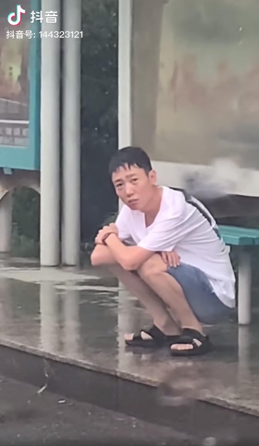 Chờ đợi cả tiếng trong mưa, người đàn ông bật khóc khi thấy vợ đến đón - Ảnh 2