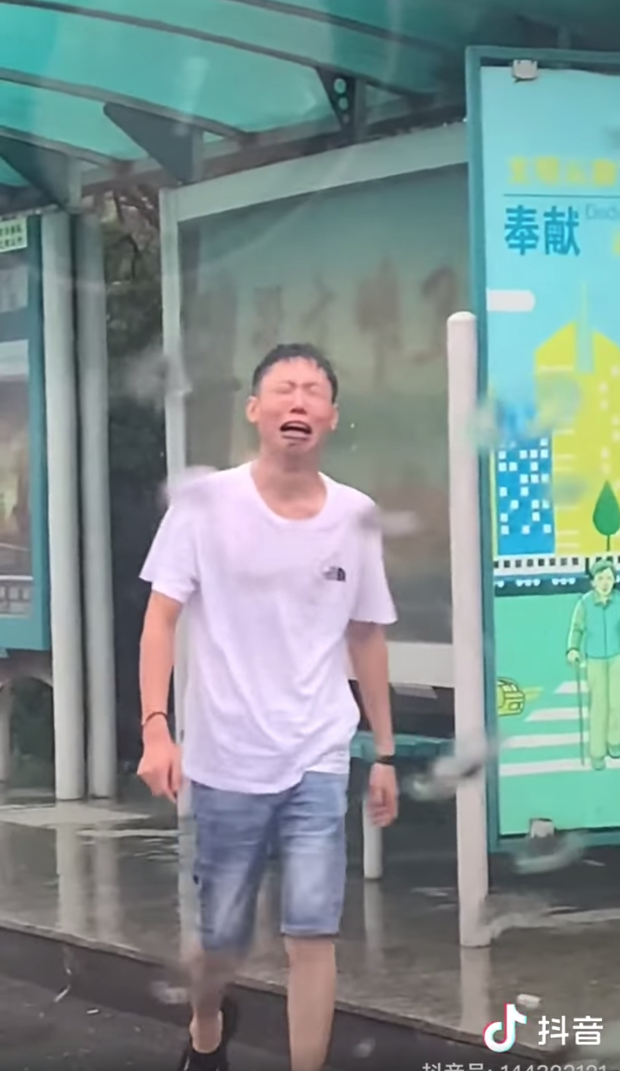 Chờ đợi cả tiếng trong mưa, người đàn ông bật khóc khi thấy vợ đến đón - Ảnh 3