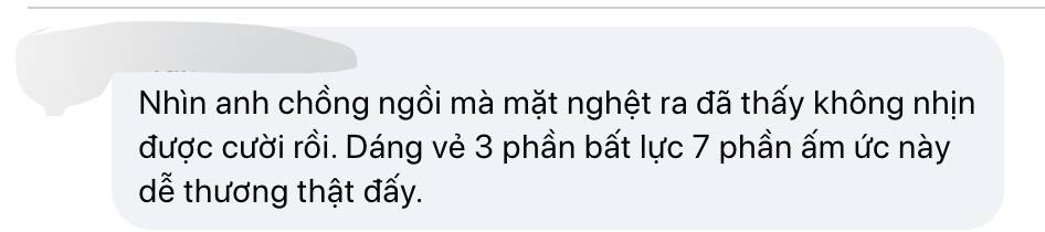 Chờ đợi cả tiếng trong mưa, người đàn ông bật khóc khi thấy vợ đến đón - Ảnh 1
