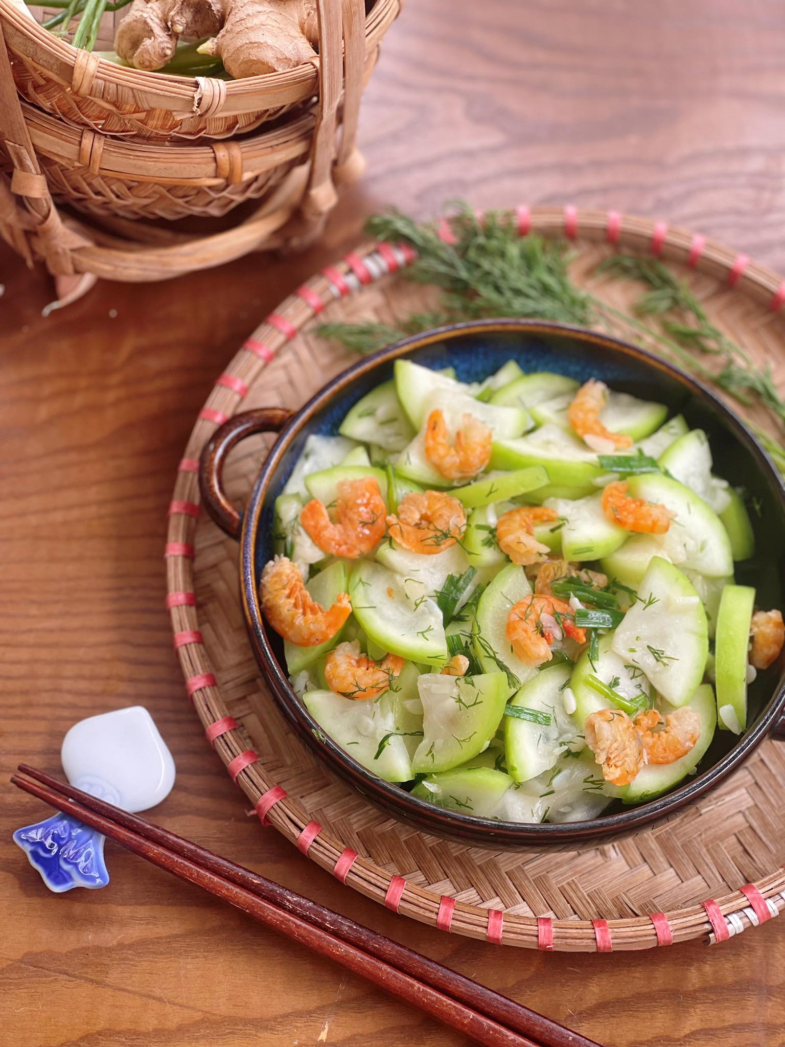 Cách làm bầu xào tôm khô, chỉ 15 phút là có món ngon chiêu đãi cả nhà - Ảnh 1