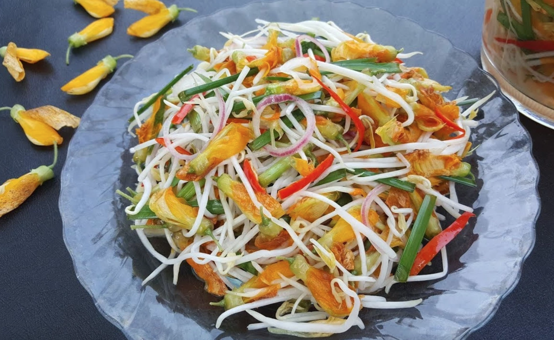 6 món đặc sản từ bông điên điển mà bạn không nên bỏ qua khi đến miền Tây mùa nước nổi - Ảnh 1