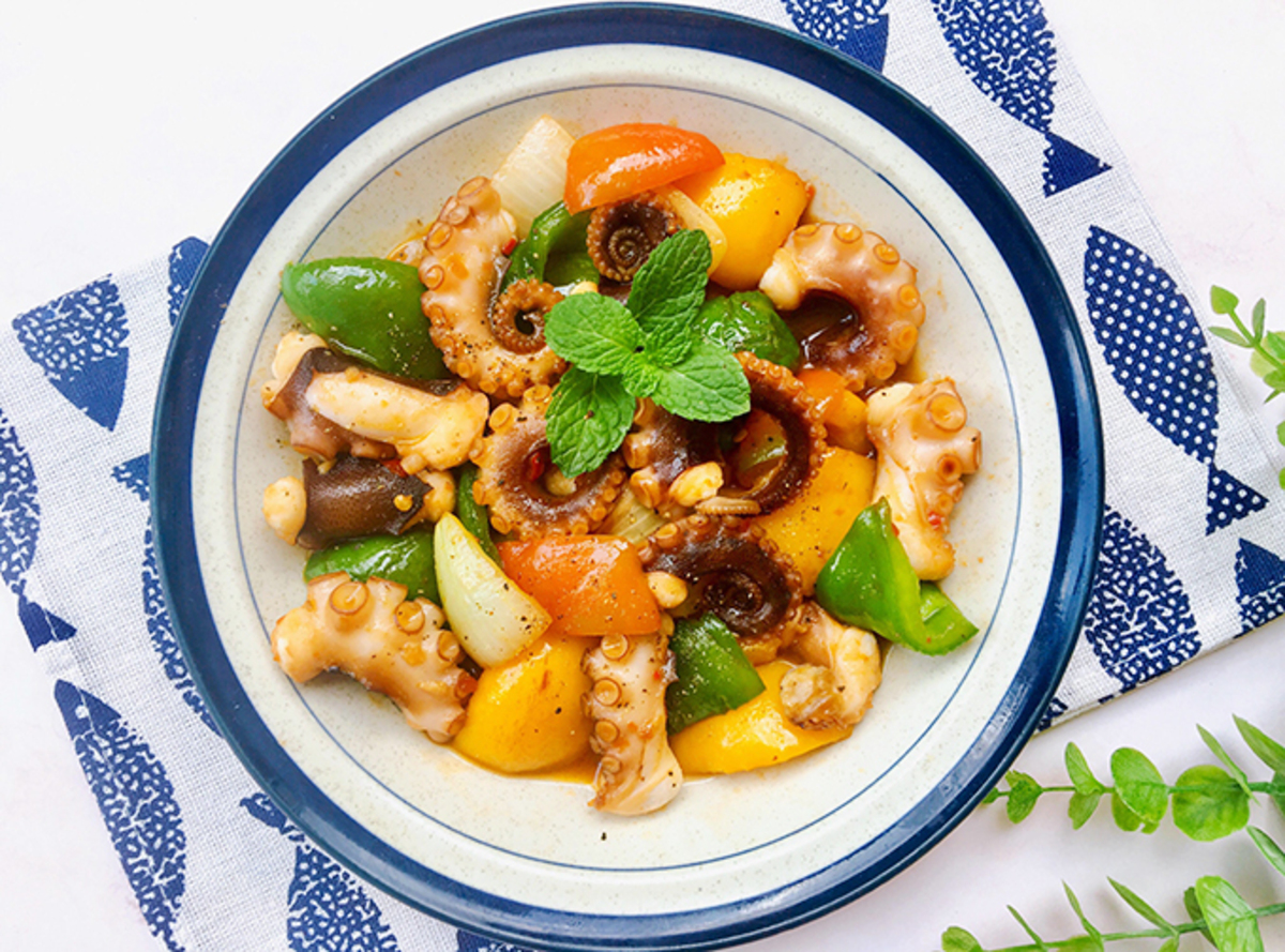 Cách làm bạch tuộc xào ớt chuông giòn sật, ăn ngon "vét đĩa"