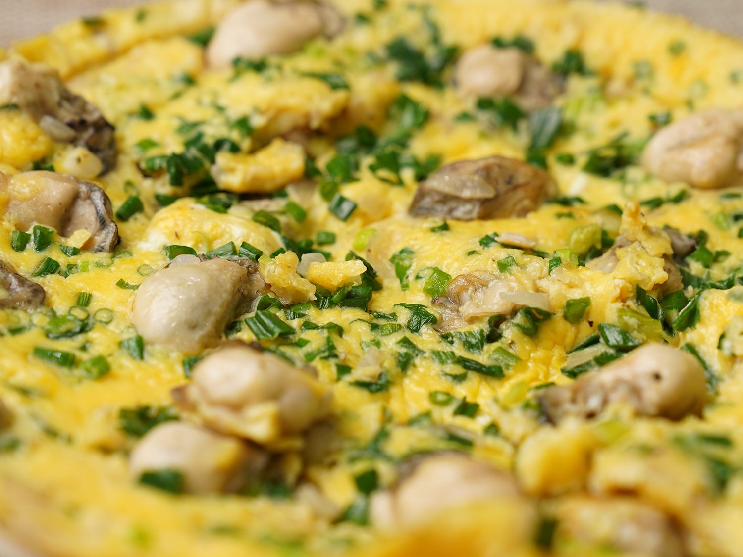 Cách làm hàu chiên trứng vừa thơm vừa ngậy ăn mãi không chán