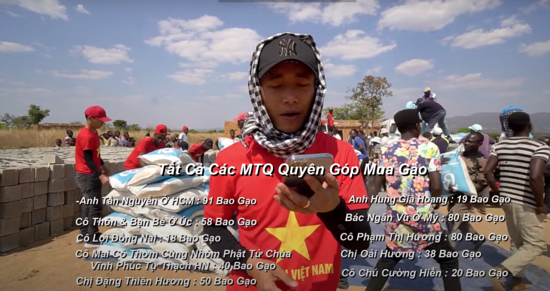 Làm từ thiện như Quang Linh Vlogs, kiên nhẫn đọc tên nhà hảo tâm trước khi phát 530 bao gạo  - Ảnh 1