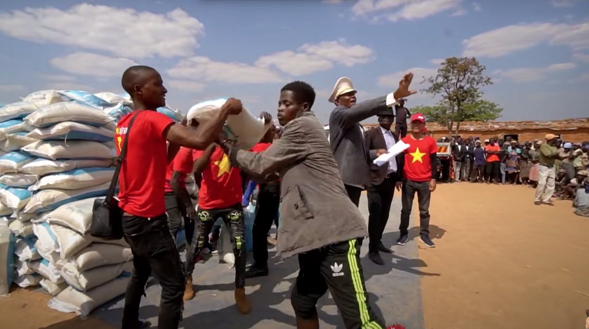 Làm từ thiện như Quang Linh Vlogs, kiên nhẫn đọc tên nhà hảo tâm trước khi phát 530 bao gạo  - Ảnh 2