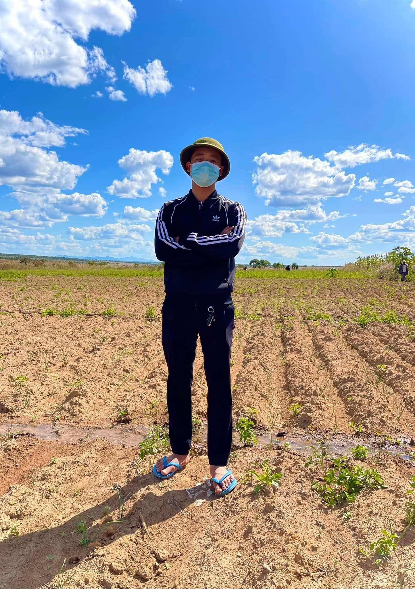 Quang Linh Vlogs cải tạo lại mảnh đất trống cả chục ha sau 2 tháng canh tác tại Angola  - Ảnh 1