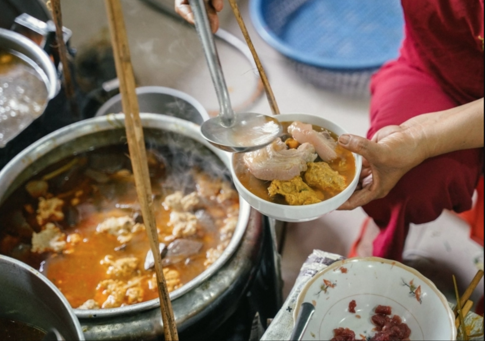 Bún bò Huế bán tại Hà Nội và bún bò Huế “chính gốc” khác nhau như thế nào? - Ảnh 1