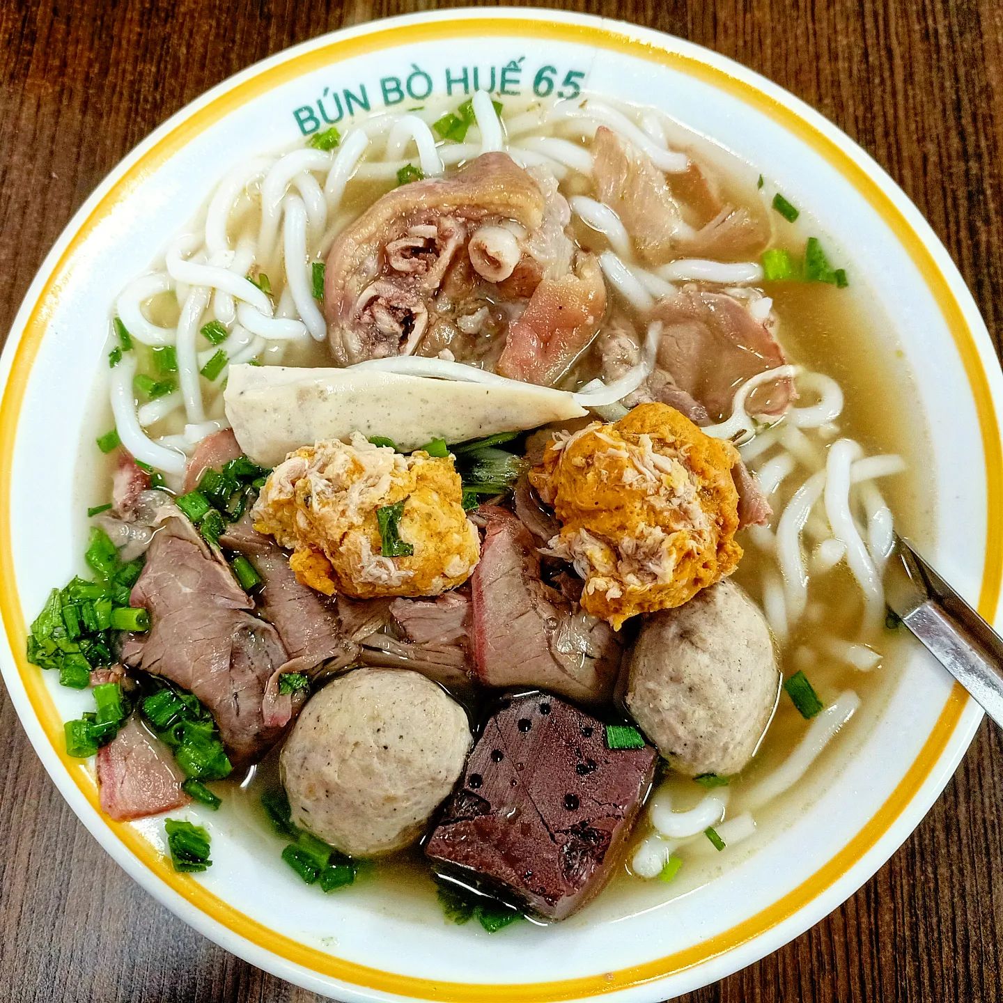 Bún bò Huế bán tại Hà Nội và bún bò Huế “chính gốc” khác nhau như thế nào? - Ảnh 1