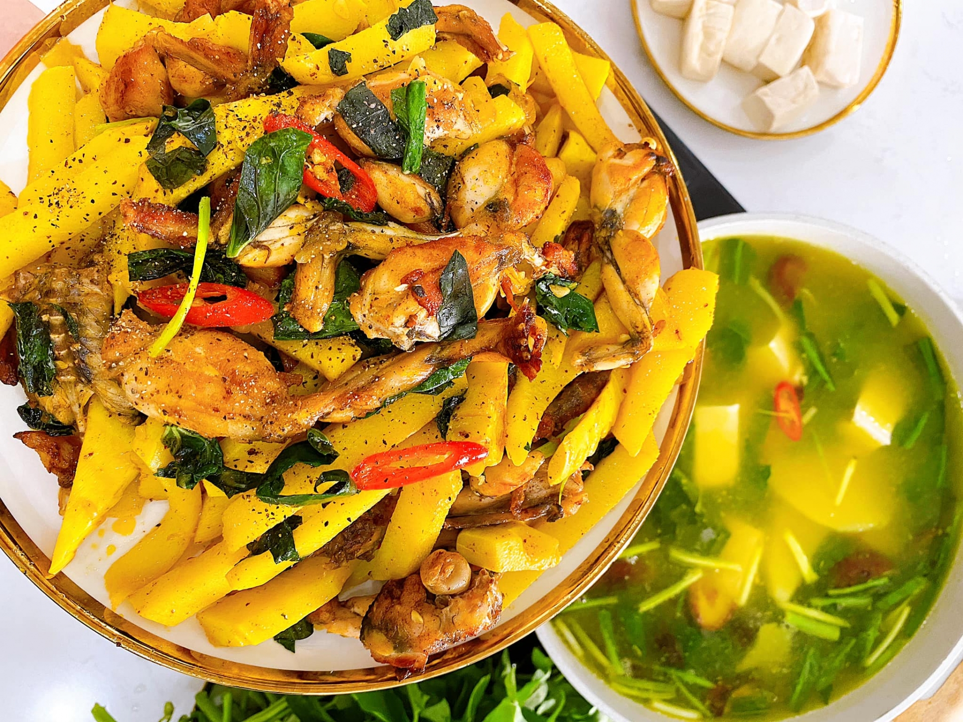 Mẹo chọn và sơ chế ếch “siêu tốc”, thoải mái chế biến mà không lo bị tanh - Ảnh 1