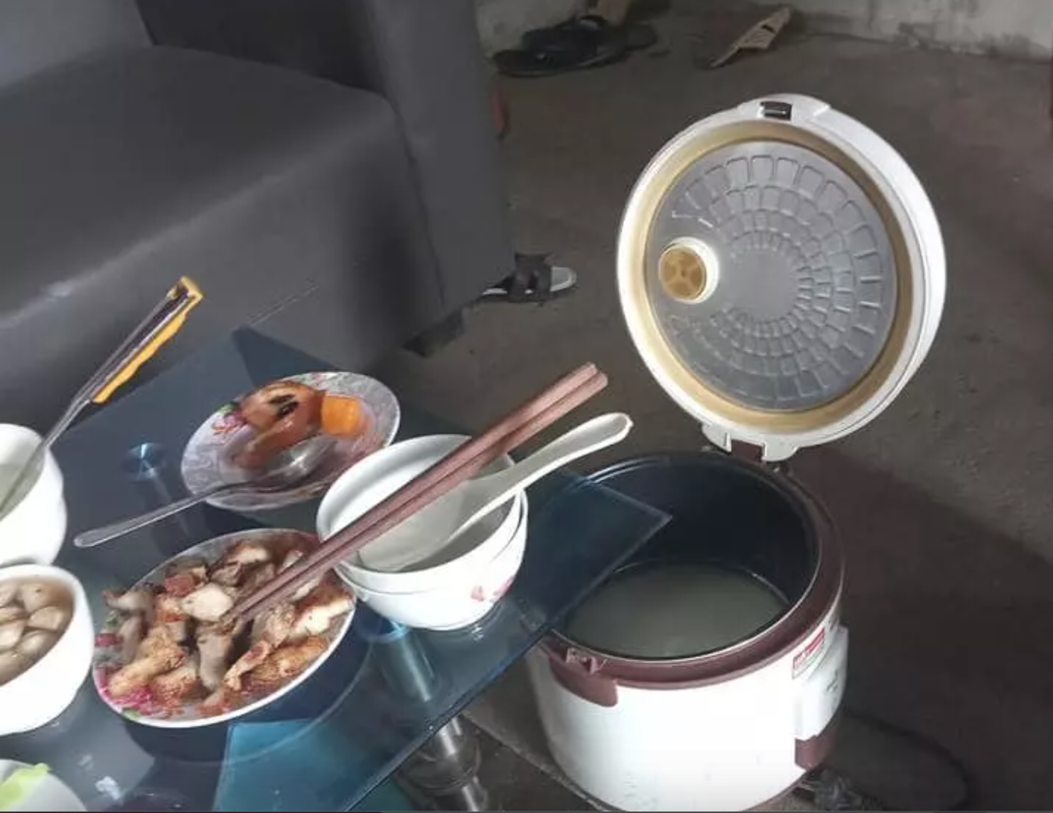 Khoảnh khắc câm nín của gia đình: Rau thịt đã sẵn sàng mà nồi cơm còn... nguyên nước