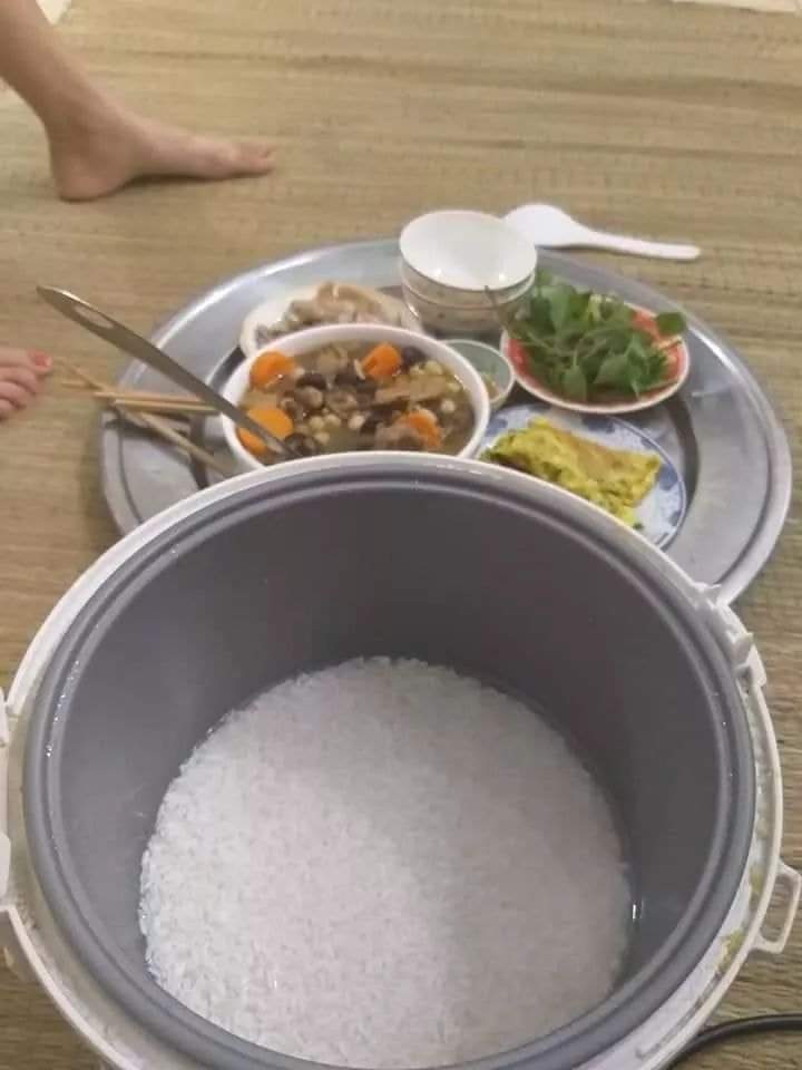 Cắm cơm quên không bật nút, bữa cơm chan đầy nước mắt không phải chỉ một nhà - Ảnh 2