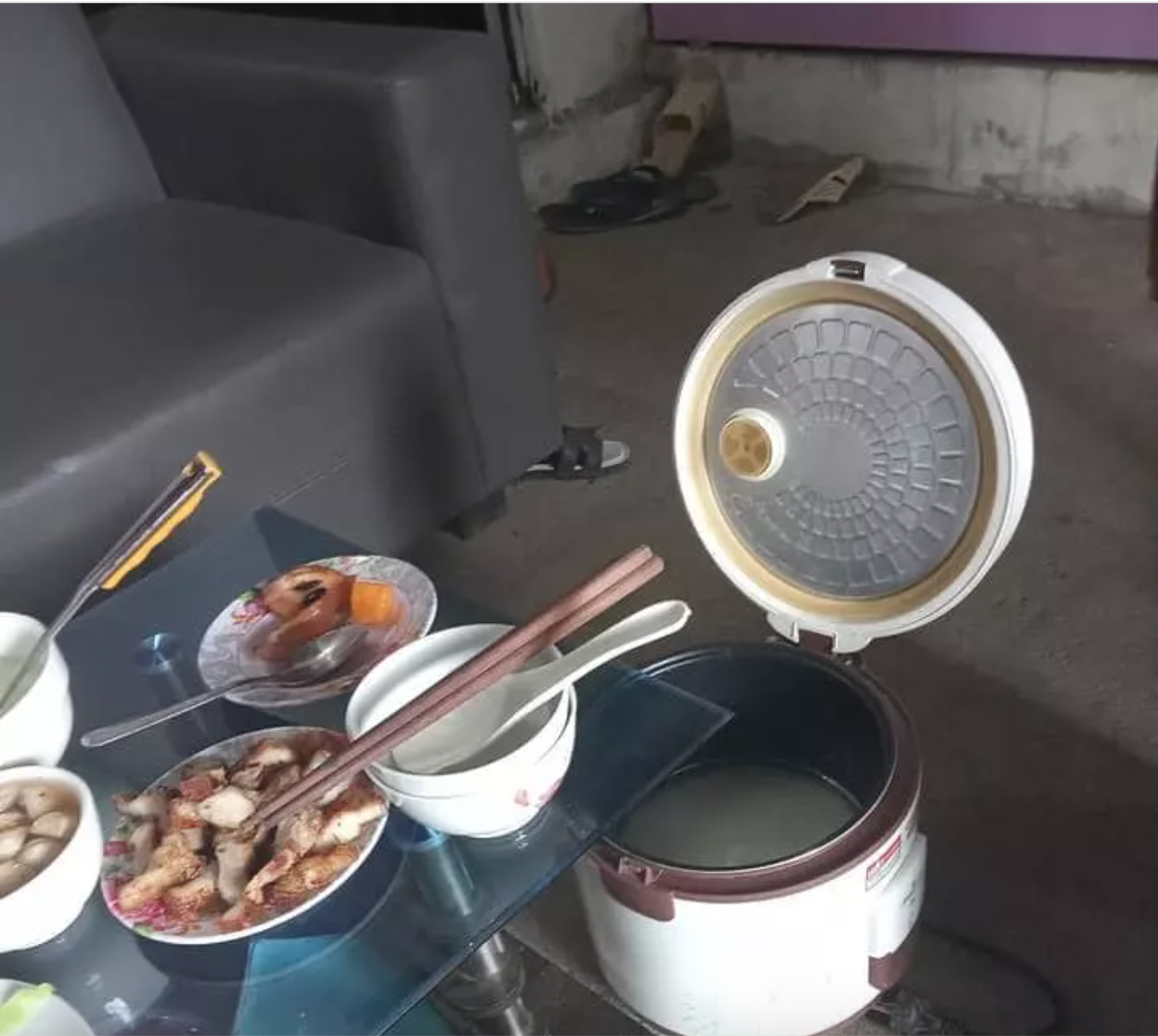 Cắm cơm quên không bật nút, bữa cơm chan đầy nước mắt không phải chỉ một nhà - Ảnh 4