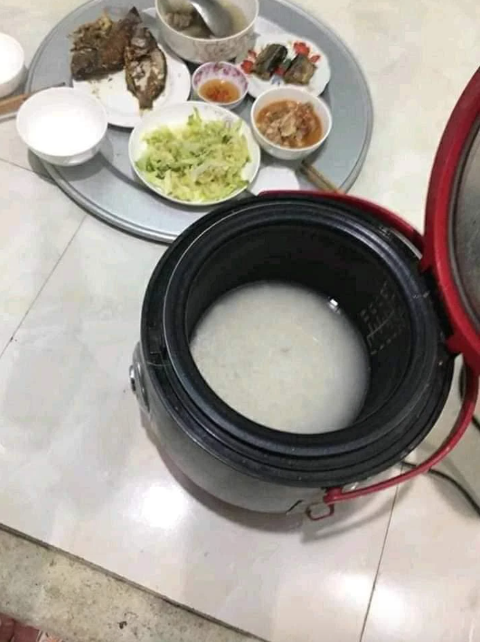 Cắm cơm quên không bật nút, bữa cơm chan đầy nước mắt không phải chỉ một nhà - Ảnh 5