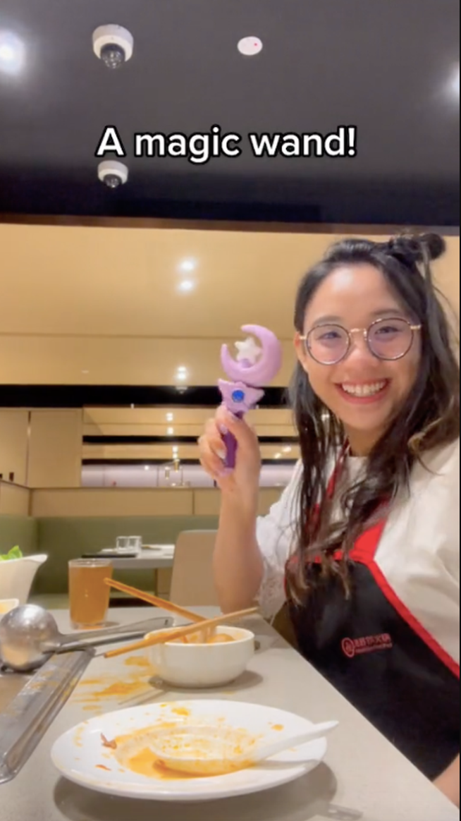 Đến Haidilao giao tiếp bằng ngôn ngữ Minion, vừa ăn ngon vừa có đồ chơi đẹp mang về - Ảnh 1