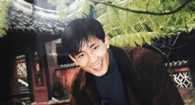 Lộ diện nhan sắc thời trẻ bố Triệu Lộ Tư, netizen bảo nhau “phải tìm gen tốt