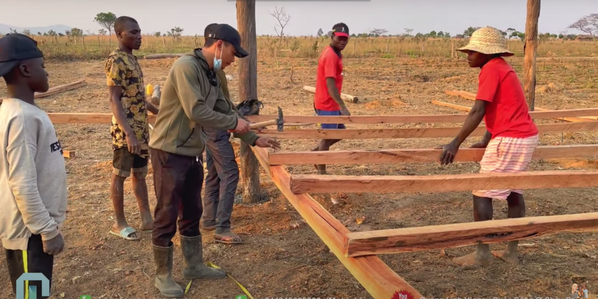 Quang Linh Vlogs khiến người hâm mộ xót xa khi chia sẻ bữa trưa chỉ có mì tôm trứng - Ảnh 1