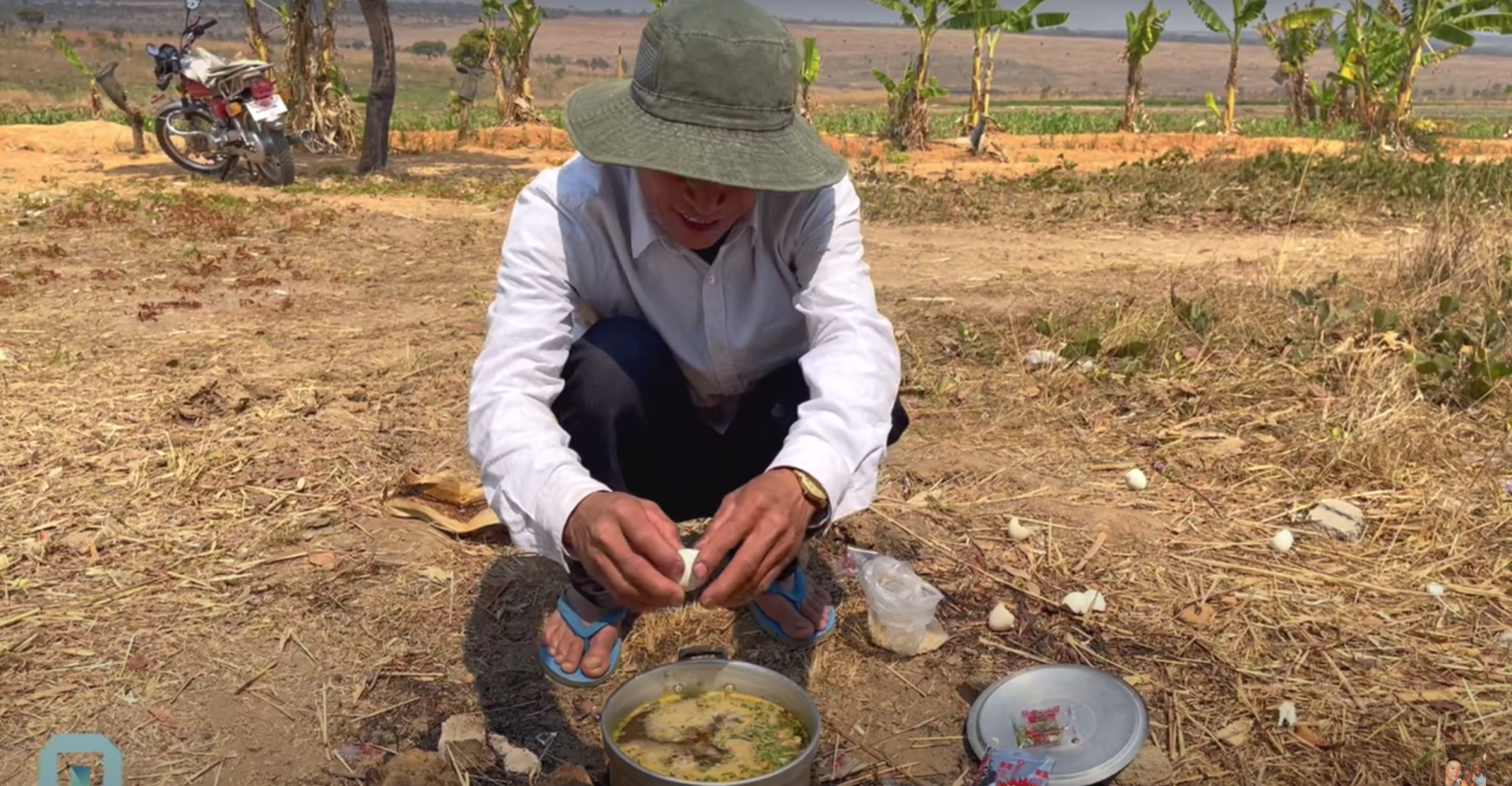 Quang Linh Vlogs khiến người hâm mộ xót xa khi chia sẻ bữa trưa chỉ có mì tôm trứng - Ảnh 1