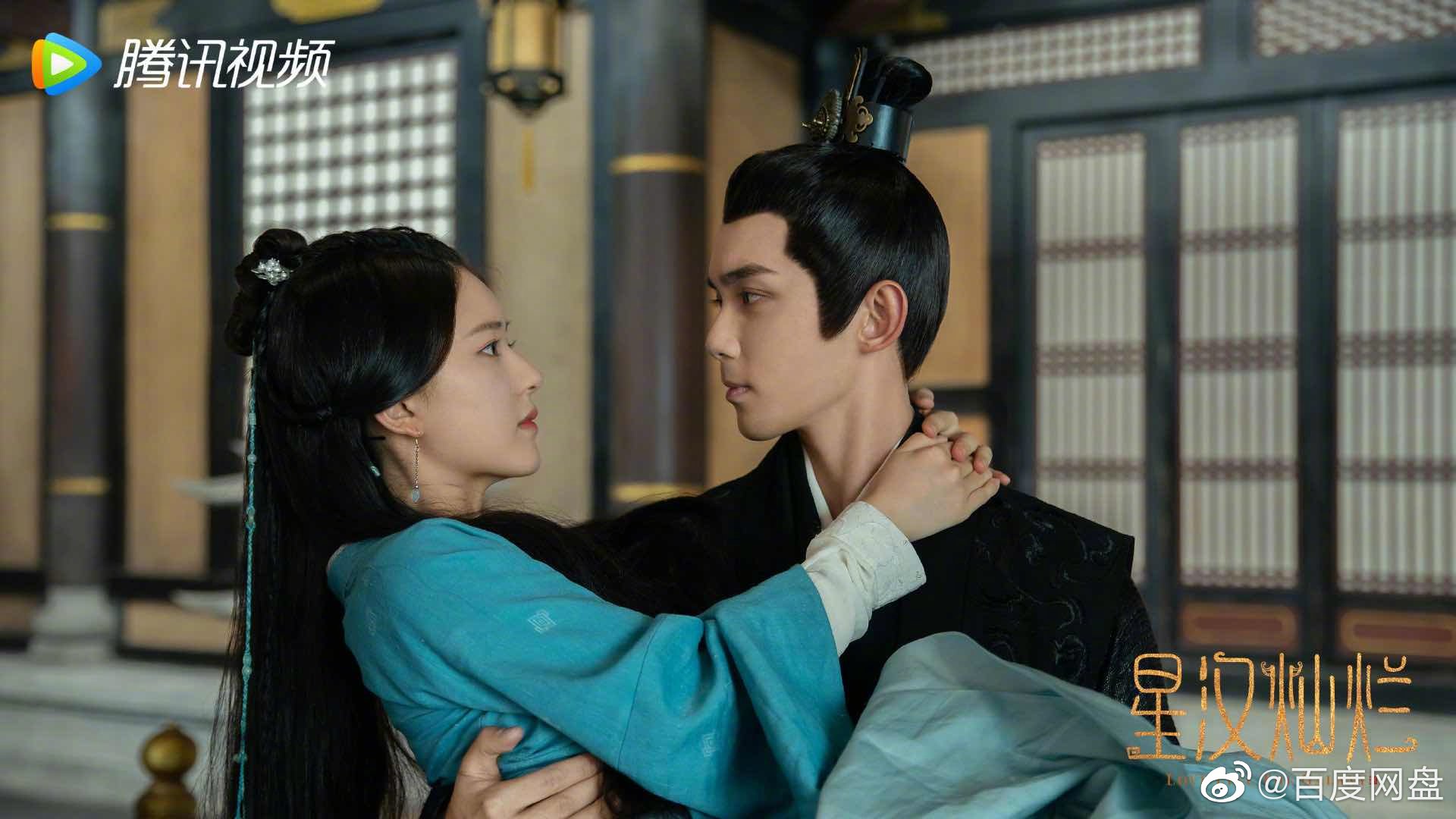 Triệu Lộ Tư ngọt ngào bên Ngô Lỗi lễ Thất Tịch, fan “ đòi” đóng chung phim hiện đại - Ảnh 1