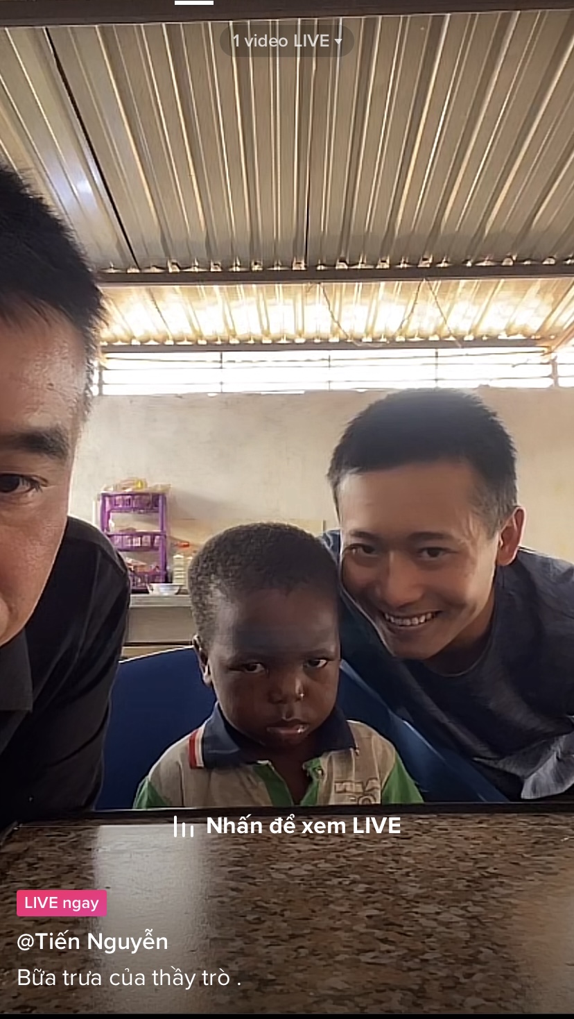 Bị Idol Tóp Tóp Lôi Con lơ  đẹp, Quang Linh Vlogs chính thức bị thất sủng - Ảnh 2